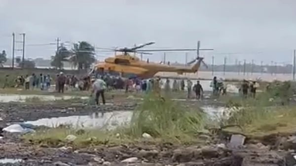 Bộ Quốc phòng điều 2 trực thăng tiếp tế lương thực cho người dân đang bị cô lập