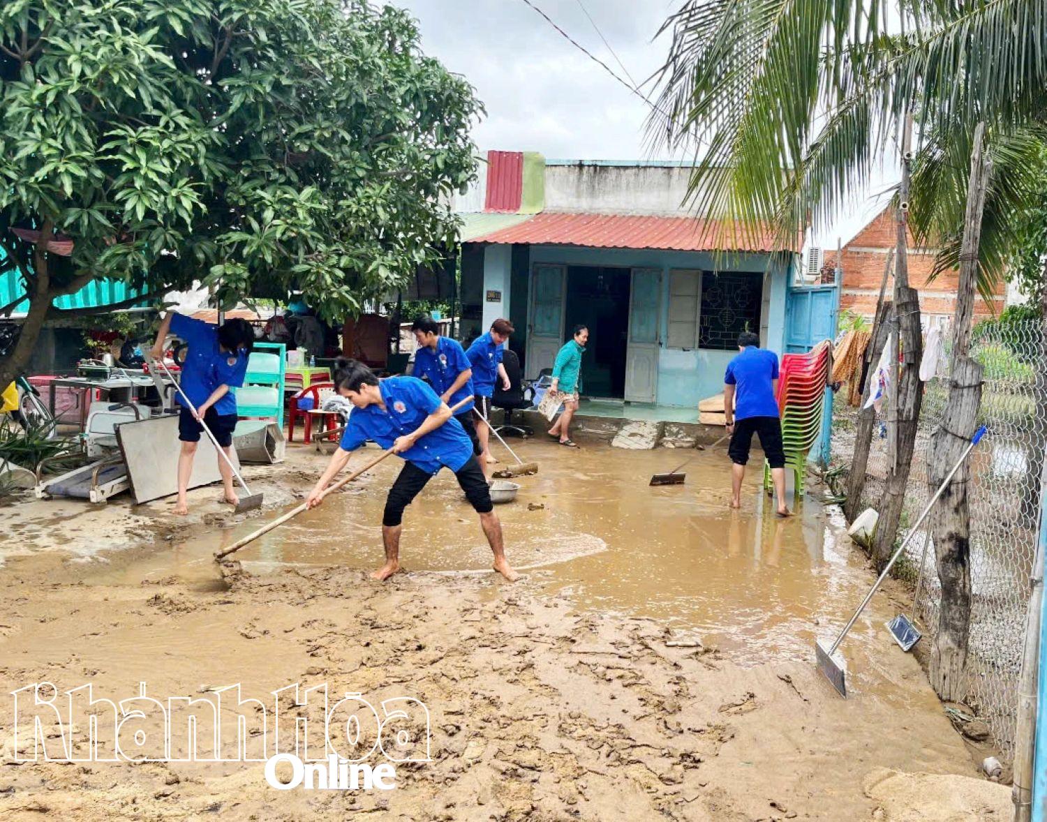 Studenten des Khanh Hoa College of Technology and Energy helfen Menschen nach Überschwemmungen beim Aufräumen ihrer Häuser.