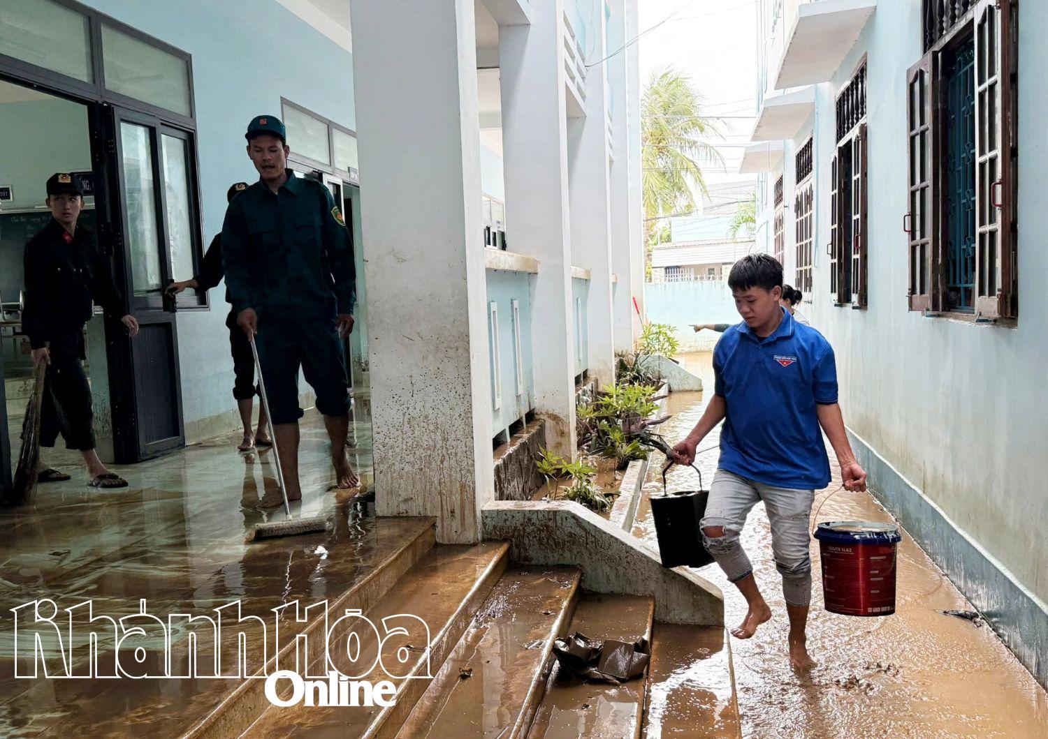 Die Behörden unterstützen die Phuoc Khanh Grundschule (Gemeinde Ninh Phuoc) bei den Aufräumarbeiten nach der Überschwemmung.