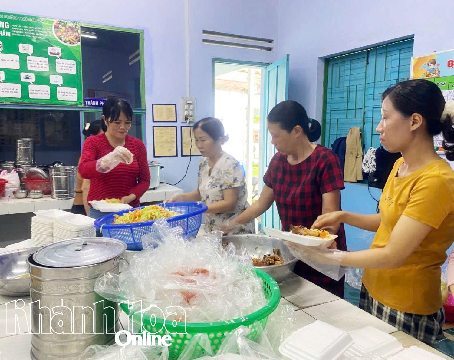 Kostenlose Küche im Kindergarten Son Ca (Bezirk Phan Rang).