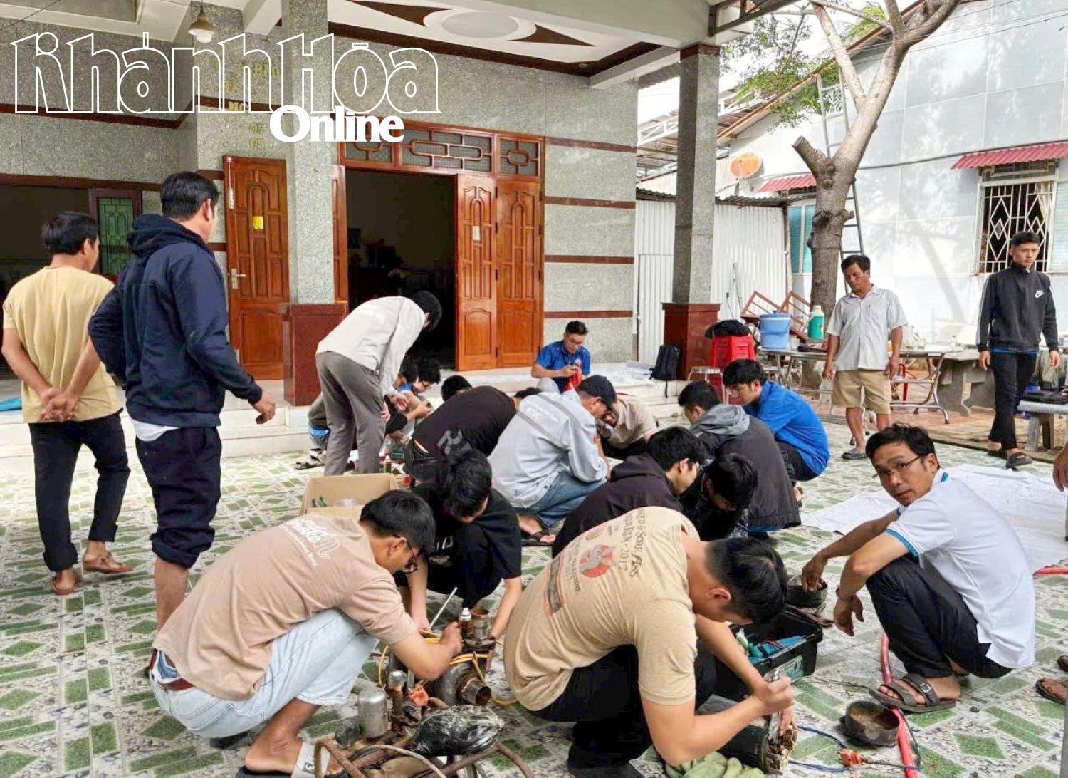 Dozenten und Studenten des Khanh Hoa College of Technology and Energy helfen Menschen bei der Reparatur von durch Überschwemmung beschädigten Haushaltsgeräten.