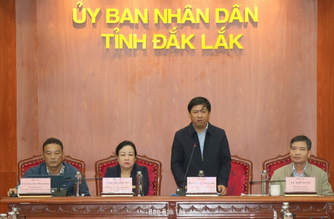 Thường trực Tỉnh ủy họp triển khai công tác cứu trợ nhân dân bị ảnh hưởng do mưa lũ