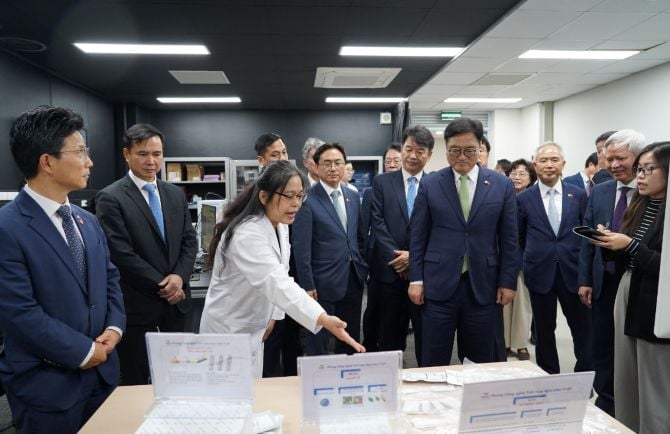 Des scientifiques de l'Institut de recherche scientifique et technologique de VKIST présentent leurs résultats de recherche au président de l'Assemblée nationale sud-coréenne, Woo Won Shik. Photo : Centre des médias scientifiques et technologiques. Các nhà khoa học VKIST giới thiệu những kết quả nghiên cứu tới Chủ tịch Quốc hội Hàn Quốc Woo Won Shik. Ảnh: Trung tâm Truyền thông KH&CN.