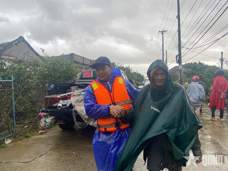 Đắk Lắk - Vùng lũ Hòa Tâm ấm lòng dân khi “bộ đội về”