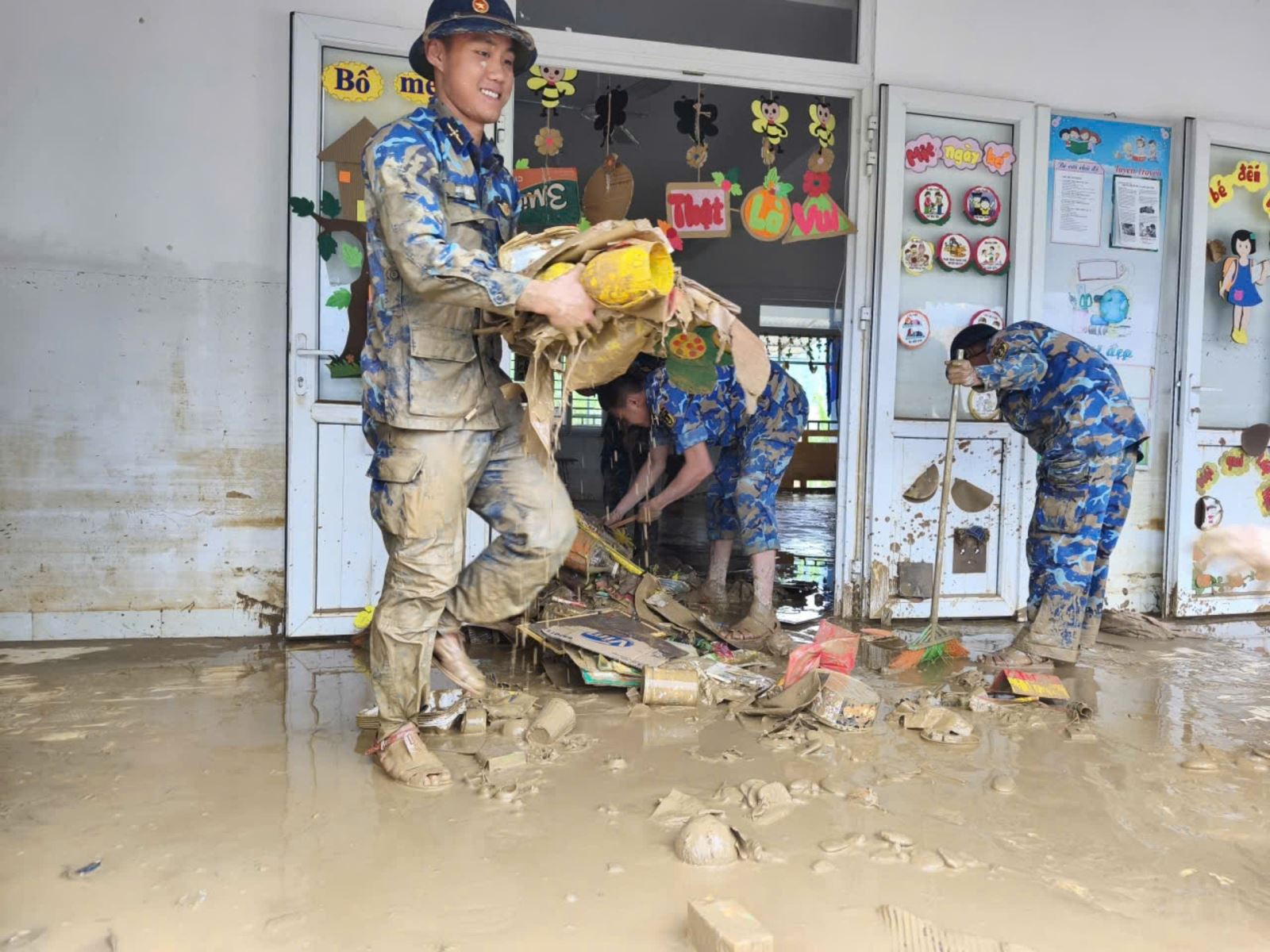Hải quân điều động 2.335 lượt cán bộ chiến sĩ giúp nhân dân khắc phục hậu quả mưa lũ