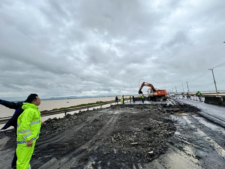 Đường sắt hư hại nặng, quốc lộ 1 qua vùng lũ đã thông - Ảnh 1.