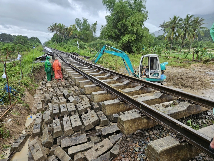 Đường sắt hư hại nặng, quốc lộ 1 qua vùng lũ đã thông - Ảnh 3.