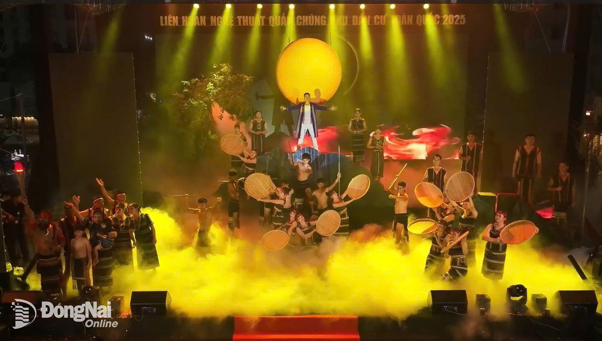 La prestation de Dong Nai, « À la recherche de la berceuse du dieu soleil », a remporté le premier prix du festival. Photo : My Ny