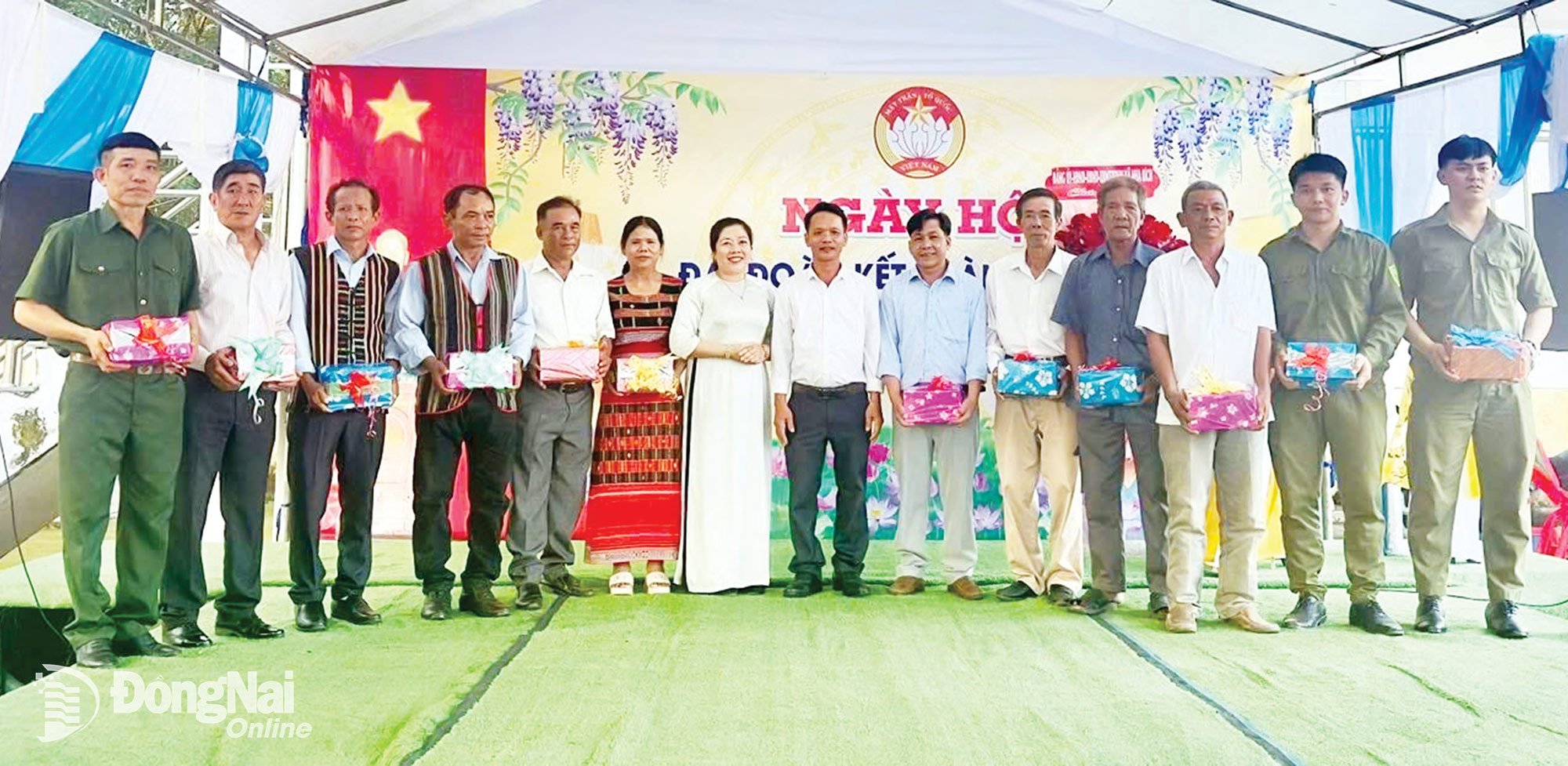 السيد دييو نونغ (الثالث من اليسار) والسيدة ثي نينج (السادسة من اليسار) حصلوا على هدايا من قادة بلدية نها بيتش في يوم الوحدة الوطنية العظيم في قرية مينه لاب 2، 2025.