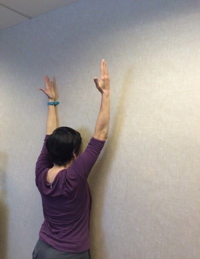 5 bài tập đơn giản giúp giảm đau vai đột ngột- Ảnh 2.