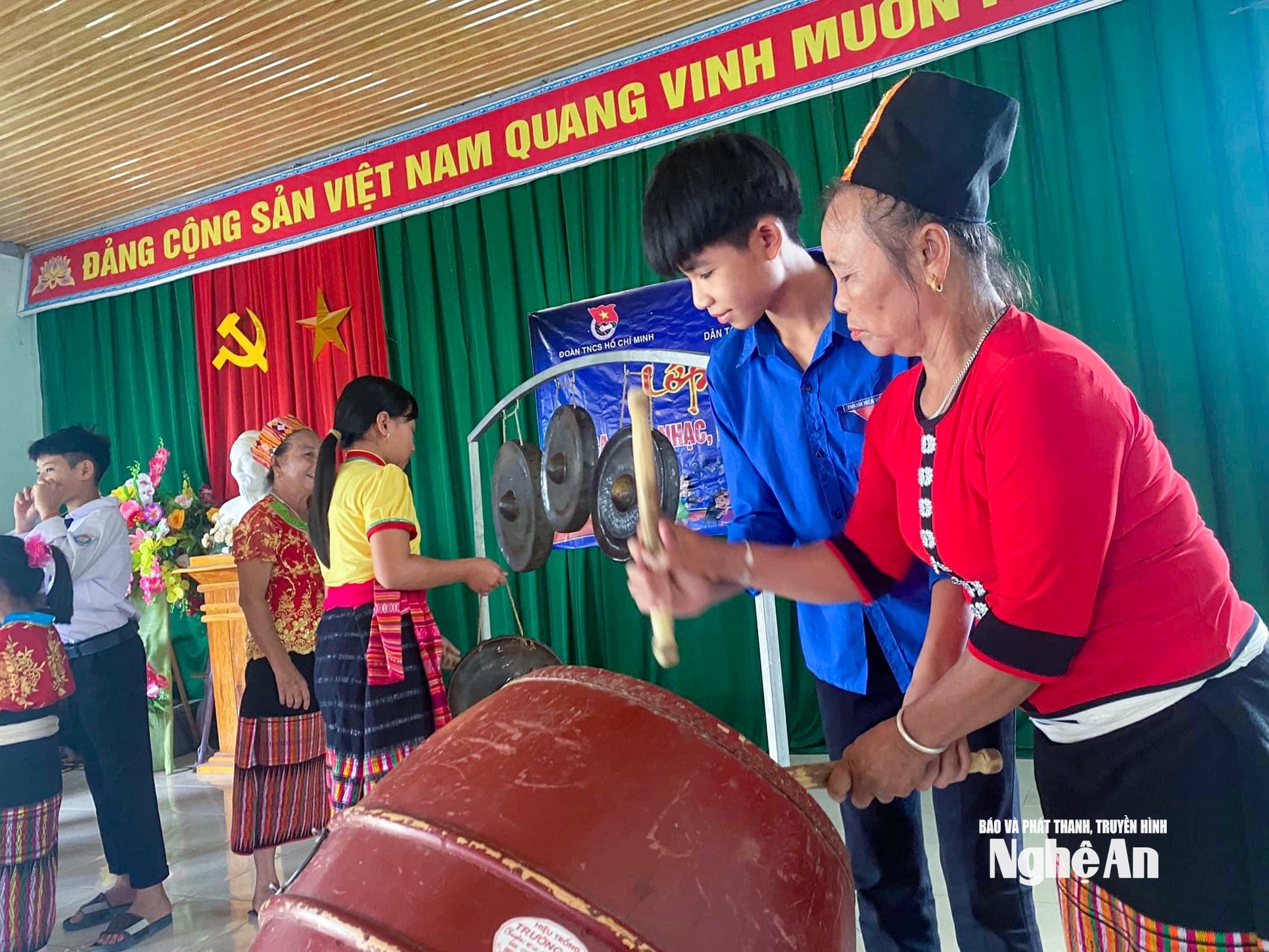 សមាជិកនៃក្លឹបចម្រៀងប្រជាប្រិយ តន្ត្រីប្រជាប្រិយ និងរបាំប្រជាប្រិយភូមិ Bong ឃុំ Thanh Son (Anh Son) បង្រៀនយុវជនពីរបៀបលេងឧបករណ៍ភ្លេងប្រពៃណី។