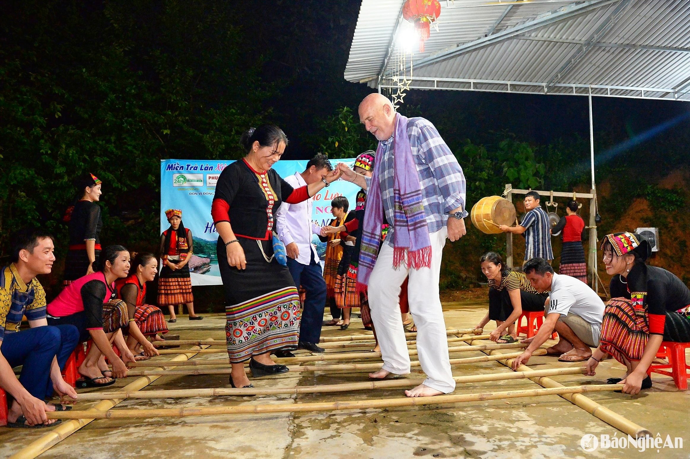 ការនាំយកបទចម្រៀងប្រជាប្រិយ និងរបាំចូលទៅក្នុងការអភិវឌ្ឍន៍ទេសចរណ៍សហគមន៍នៅភូមិខេរ៉ាន់ ឃុំ Con Cuong ។ រូបថត៖ Thanh Cuong