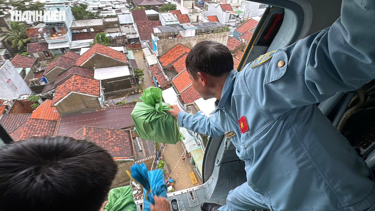 2 trực thăng của không quân thả 4 tấn hàng cứu trợ người dân Phú Yên