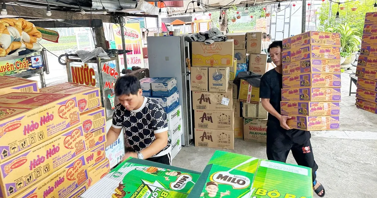 Cùng nhau vượt lũ dữ