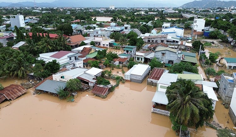 Ngày 23/11, mưa lớn kéo dài, lũ trên nhiều sông vẫn ở mức cao