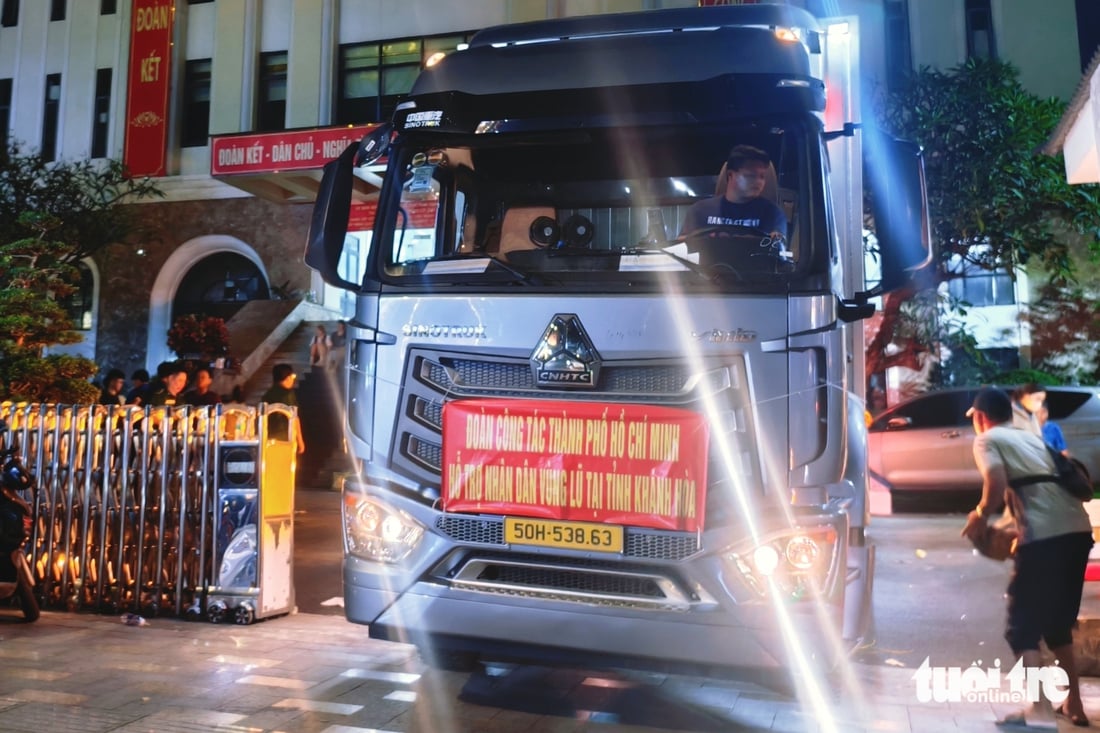 Những tình nguyện viên TP.HCM làm việc trong đêm ở điểm tiếp nhận giúp đồng bào vùng lũ