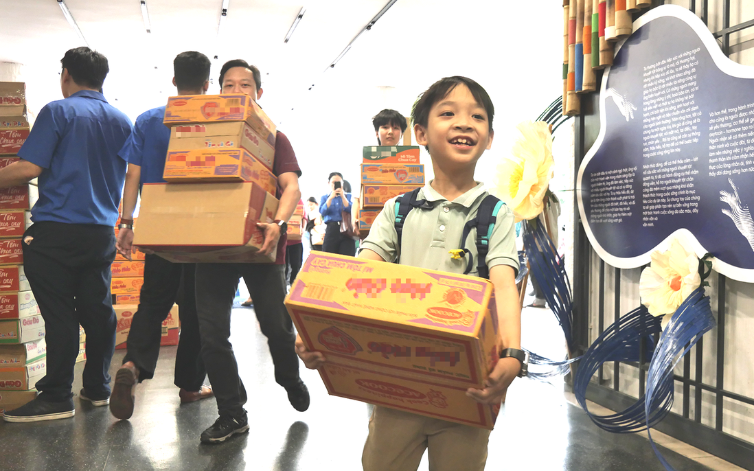 Người dân TP.HCM nườm nượp gửi hàng san sẻ yêu thương với đồng bào vùng lũ