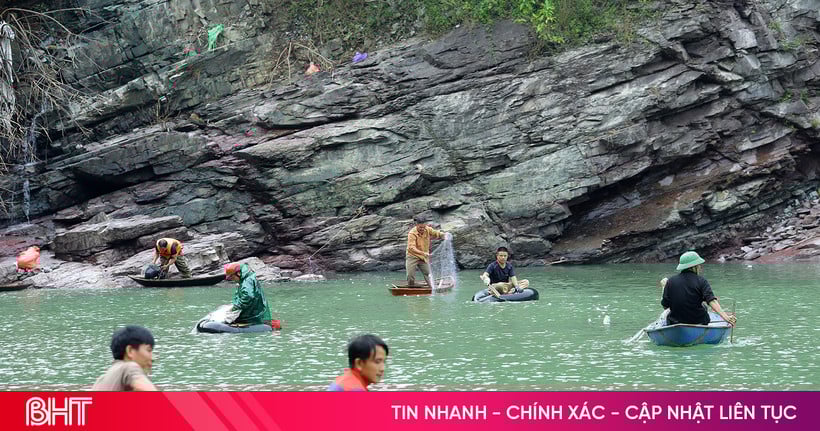 Người dân đổ xô bắt cá dưới miêng cửa tràn hồ Kẻ Gỗ