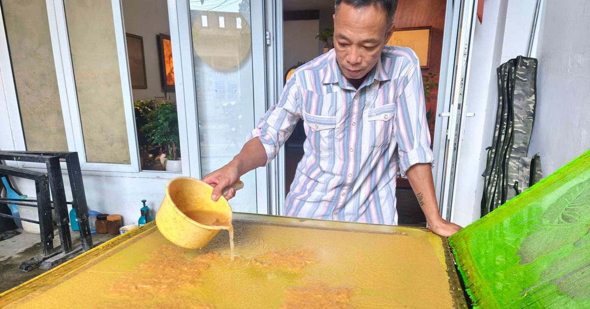 Kỹ nghệ độc lạ: Tuyệt chiêu dùng 'dao nước' trên giấy dừa