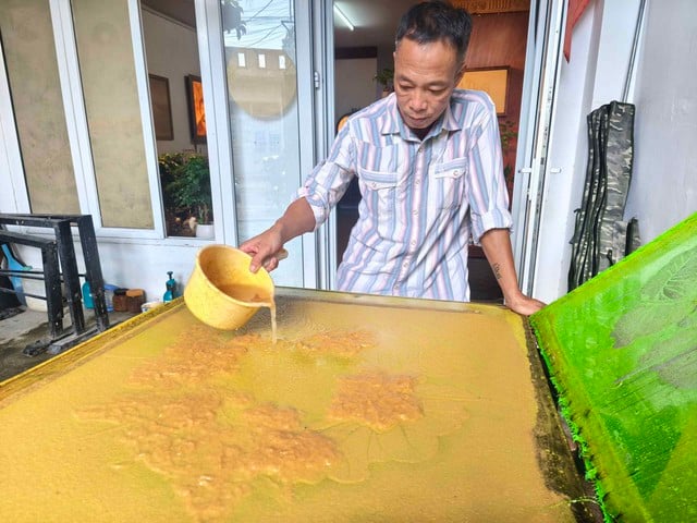 Unikátní technika: Tajemství použití „vodního nože“ na kokosovém papíru - Foto 1. Kỹ nghệ độc lạ: Tuyệt chiêu dùng 'dao nước' trên giấy dừa- Ảnh 1.