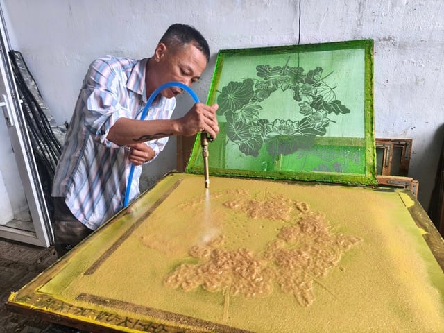 Unikátní technika: Tajemství použití „vodního nože“ na kokosovém papíru - Foto 2. Kỹ nghệ độc lạ: Tuyệt chiêu dùng 'dao nước' trên giấy dừa- Ảnh 2.