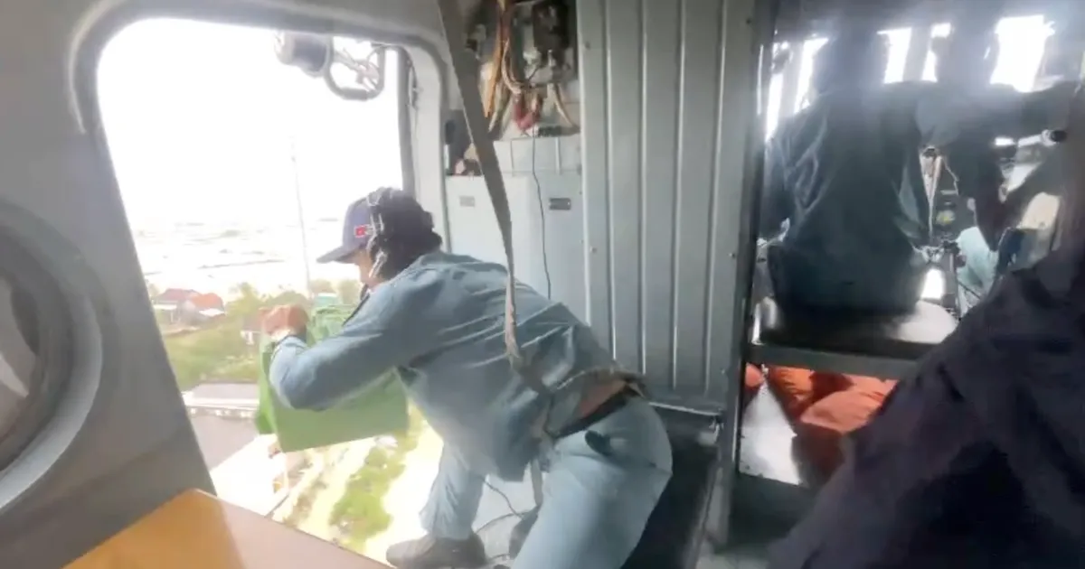 Đắk Lắk: Trực thăng thả hàng cứu trợ người dân bị nước lũ cô lập