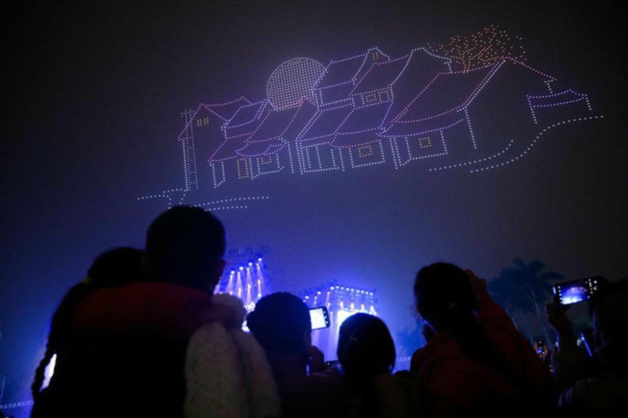 Vizitatorii se bucură de imagini unice cu lumini la festivalul artistic al luminilor. (Foto: Trung Le)