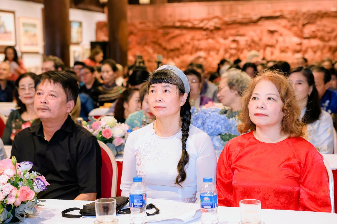 Do Lan Huong író (jobb szélső borító) és Kieu Bich Hau író (középen).