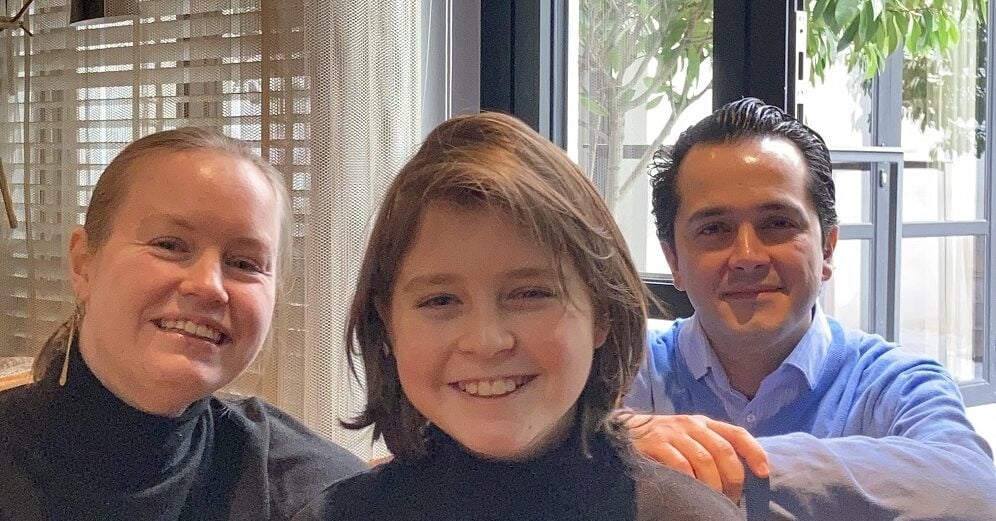 Cậu bé 15 tuổi nhận bằng tiến sĩ Vật lý lượng tử