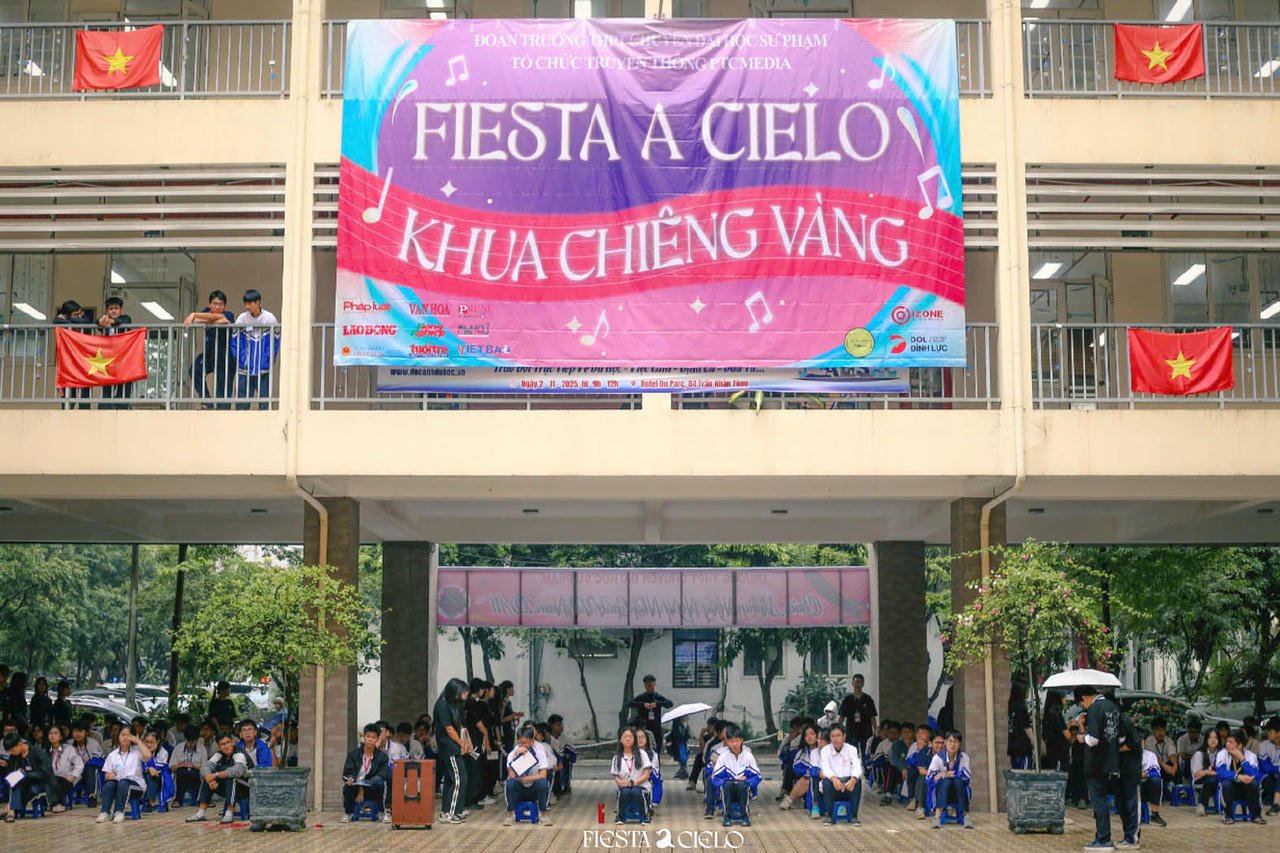 Der Hof der Hochbegabtenschule der Nationalen Pädagogischen Universität ist erfüllt von Leidenschaft und Wissensdurst angesichts des Programms „Golden Gong 2025“. (Quelle: Organisationskomitee)