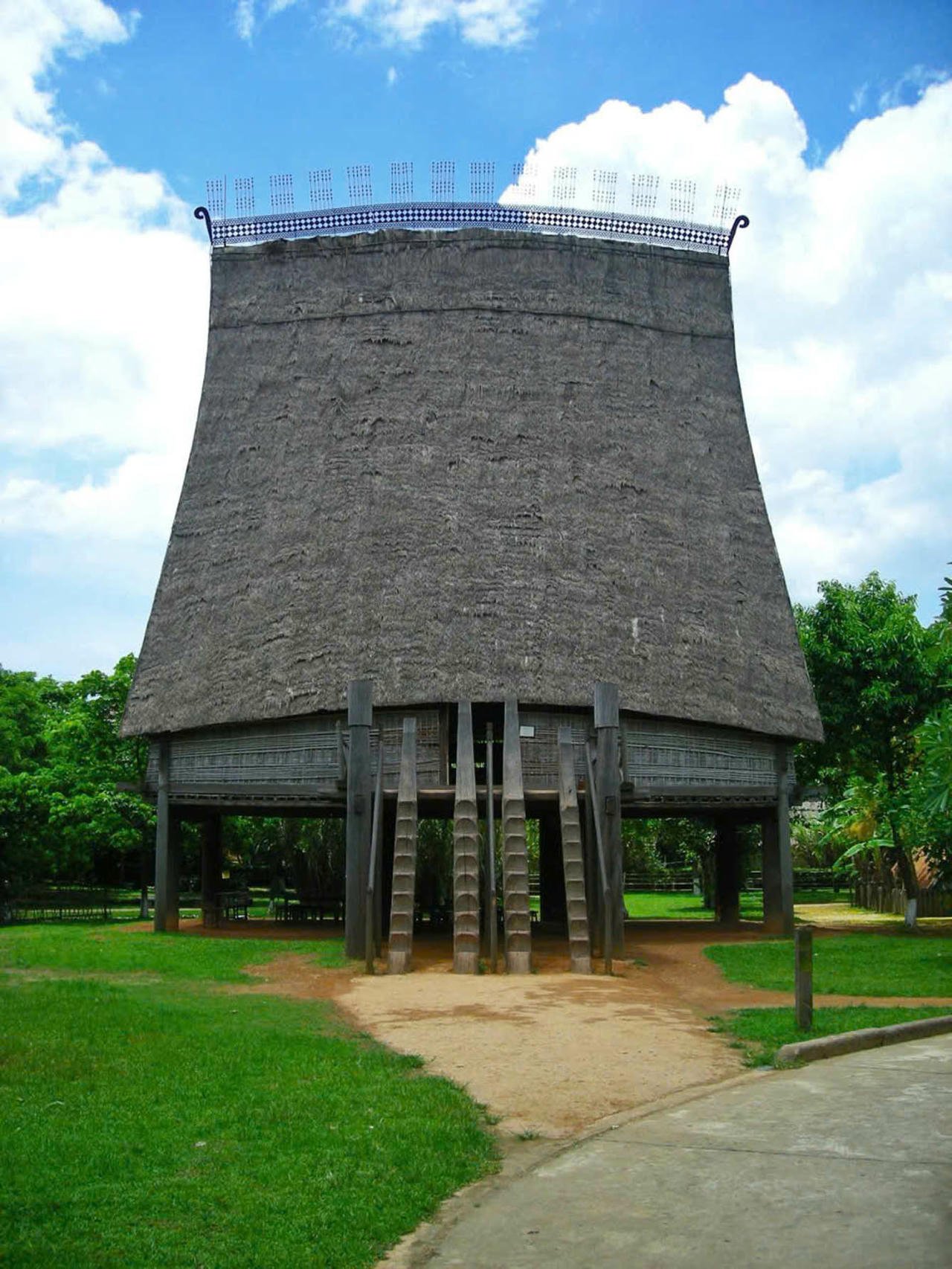 ویتنام میوزیم آف ایتھنولوجی میں فرقہ وارانہ گھر کا فن تعمیر۔ (مضمون میں تصویر: BTDTHVN)