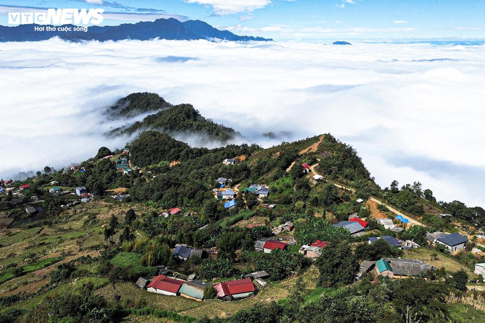 Y Ty in the most beautiful cloud season, Ngai Thau Thuong village turns into a rolling white sea - 1