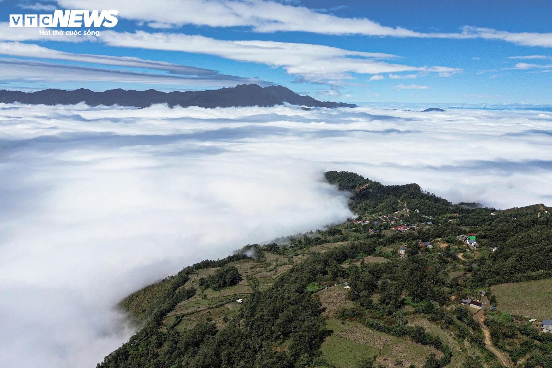 Y Ty in the most beautiful cloud season, Ngai Thau Thuong village turns into a rolling white sea - 4