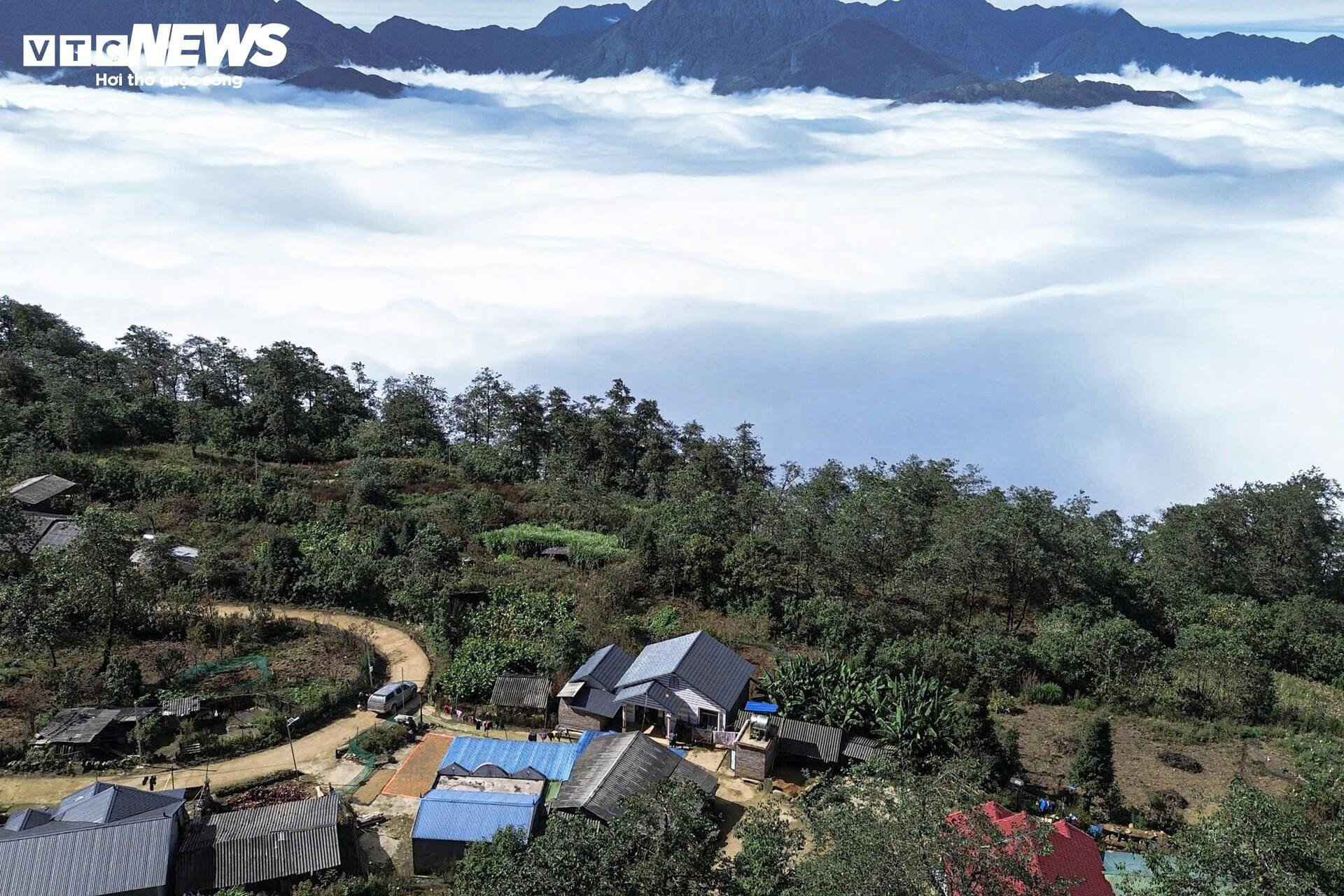 Y Ty in the most beautiful cloud season, Ngai Thau Thuong village turns into a rolling white sea - 6