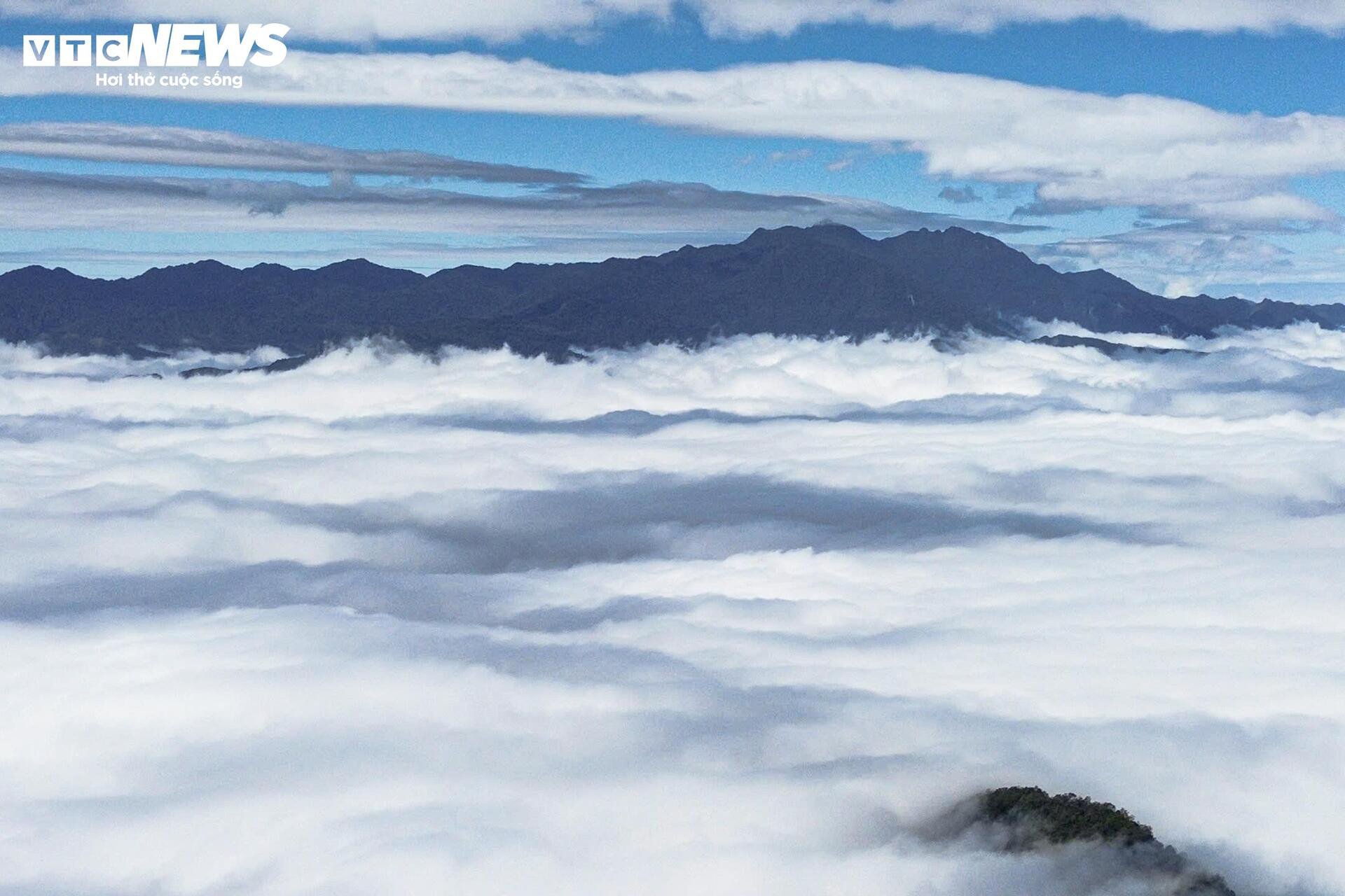 Y Ty in the most beautiful cloud season, Ngai Thau Thuong village turns into a rolling white sea - 7