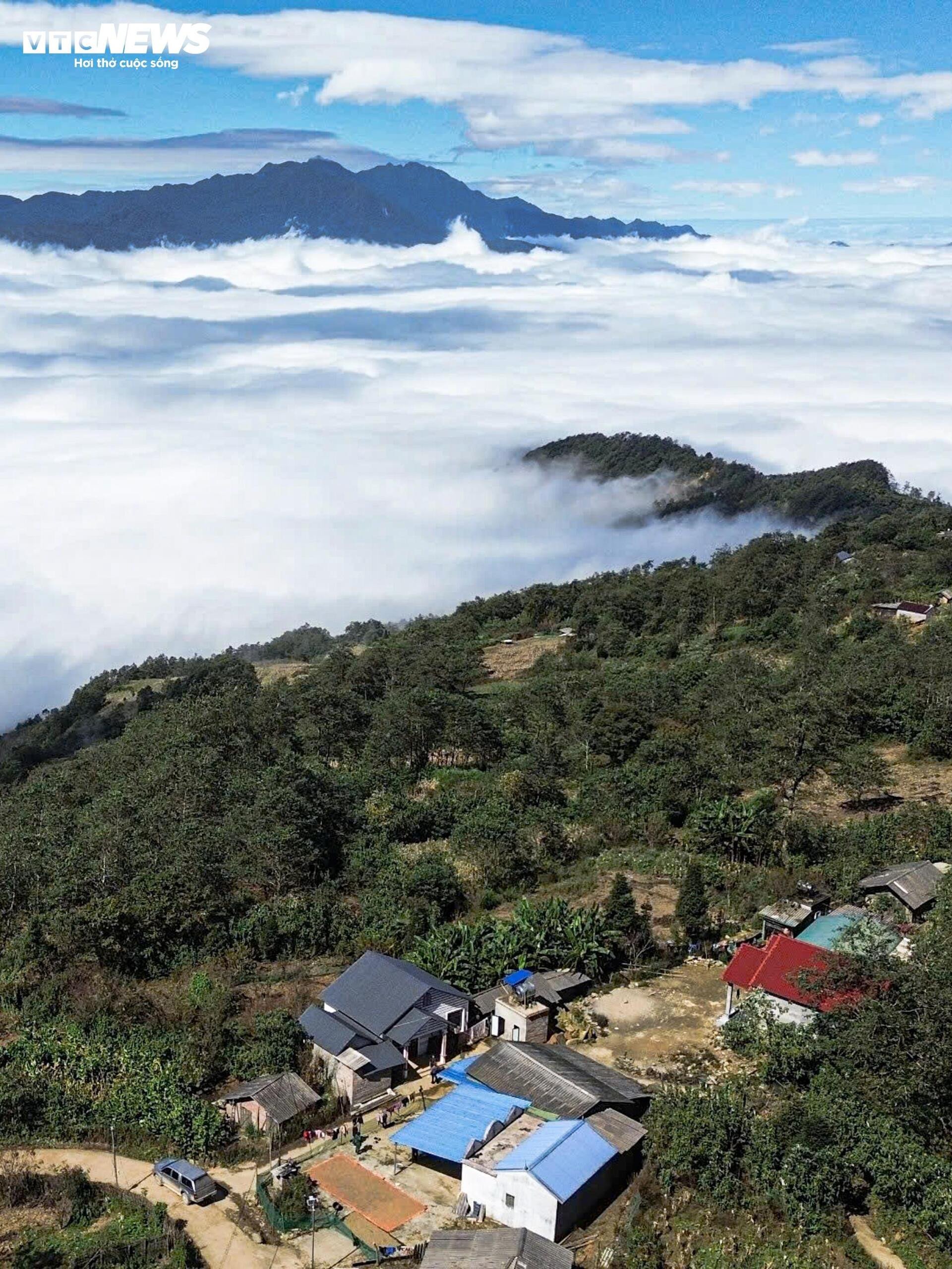 Y Ty in the most beautiful cloud season, Ngai Thau Thuong village turns into a rolling white sea - 11