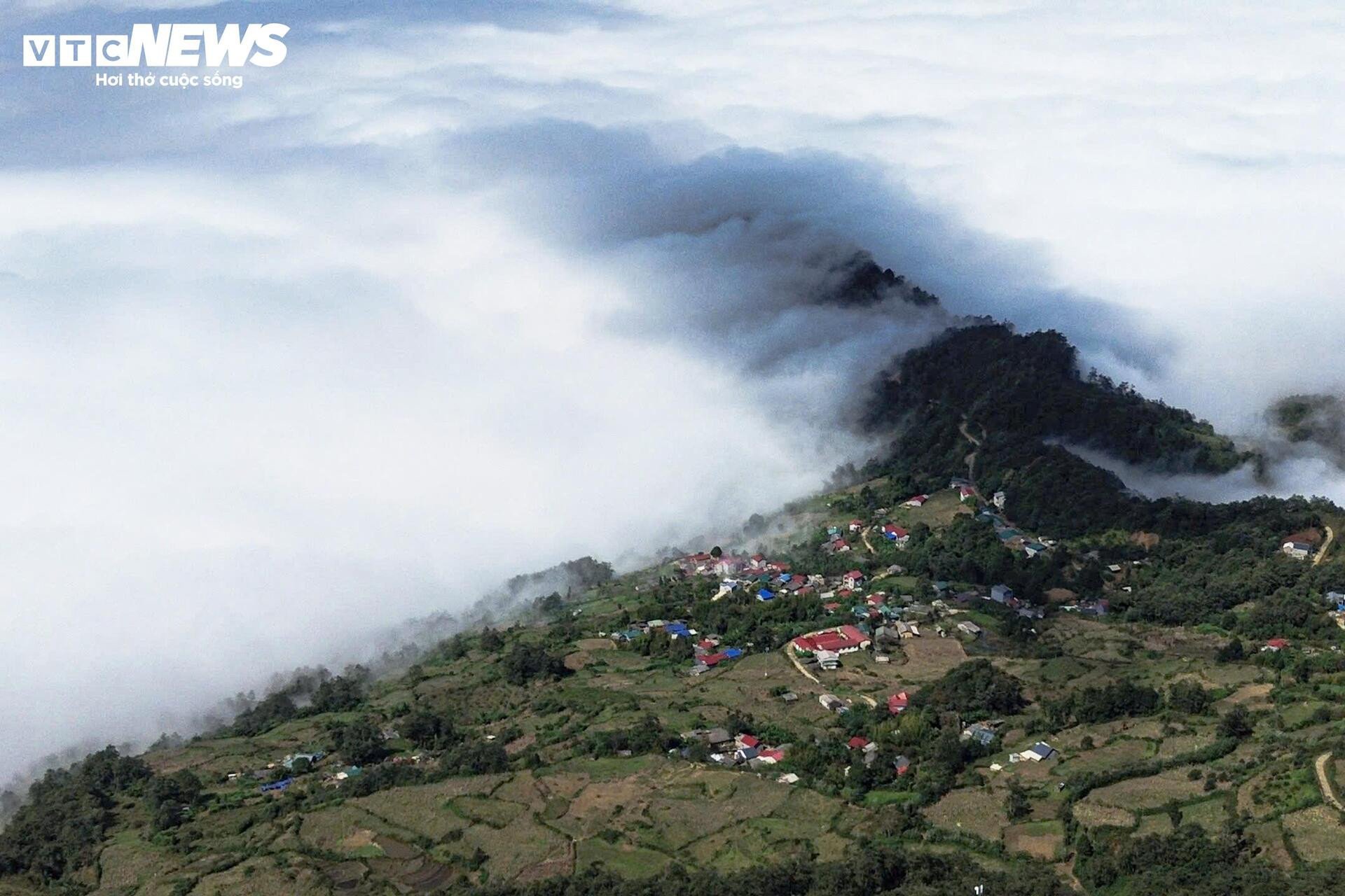 Y Ty in the most beautiful cloud season, Ngai Thau Thuong village turns into a rolling white sea - 13