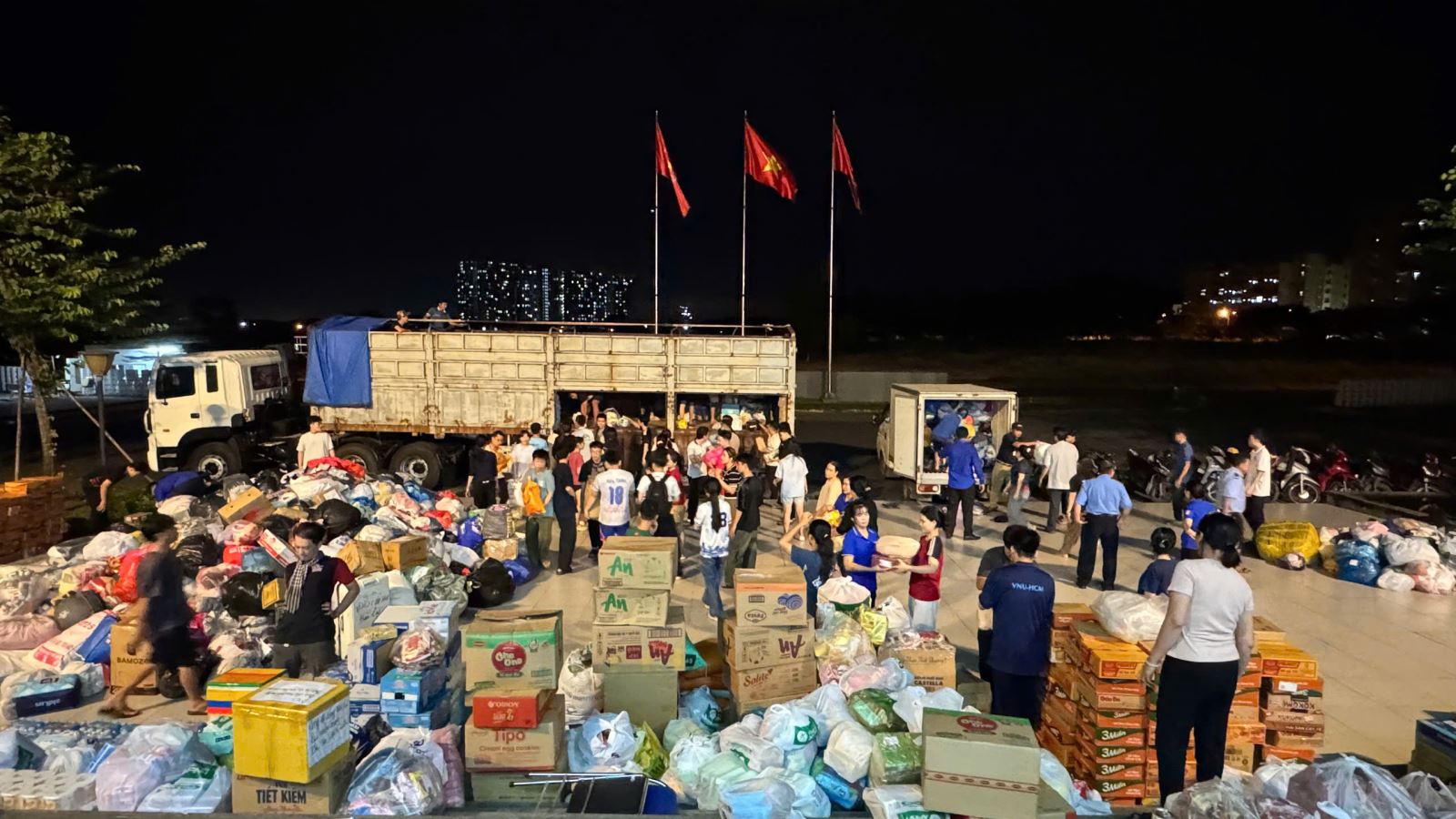 Xuyên đêm chuyển hàng cứu trợ đến đồng bào vùng lũ