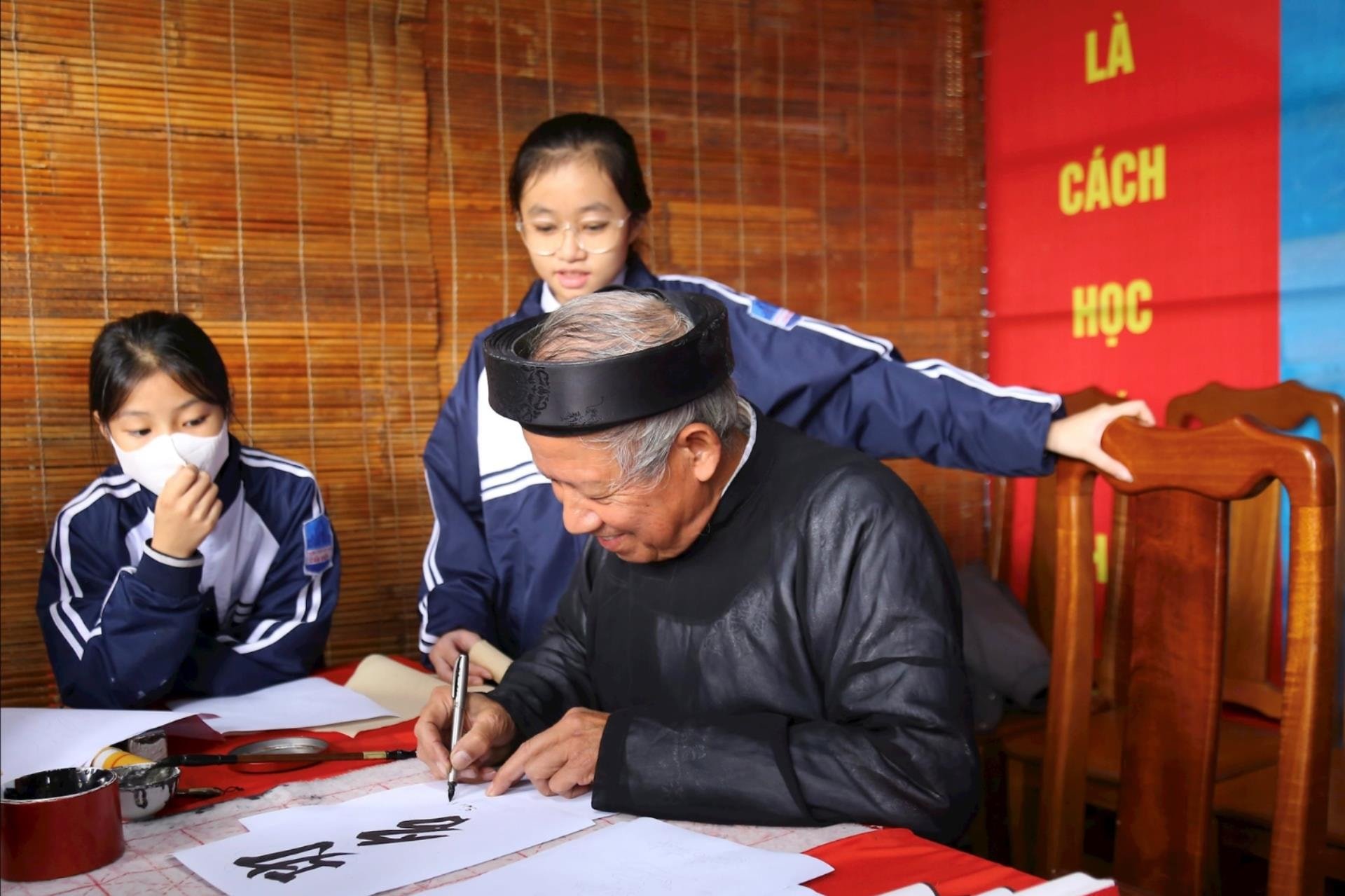 Đa dạng hoạt động trải nghiệm di sản tại Văn miếu Mao Điền