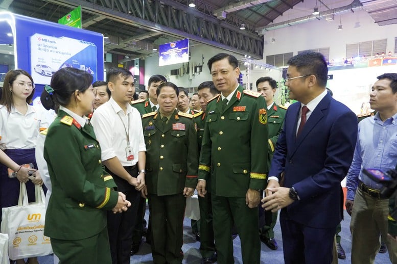 Viettel giới thiệu nhiều công nghệ tại Hội chợ kết nối giao thương Việt Nam – Lào- Ảnh 1.