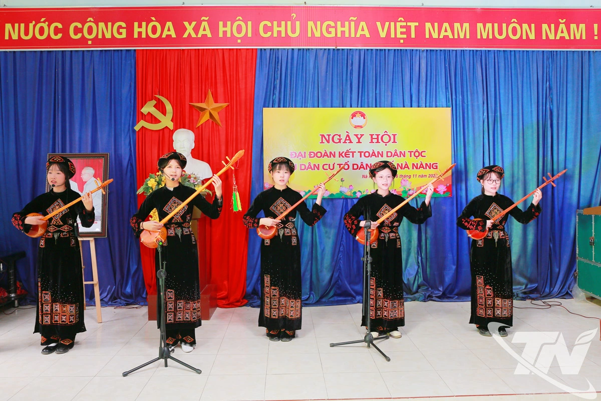Κάτοικοι της οικιστικής ομάδας Na Nang, στην περιοχή Bac Kan, ερμήνευσαν λαούτο Tinh και τραγούδι Then στο Εθνικό Φεστιβάλ Μεγάλης Ενότητας. Φωτογραφία: T.L