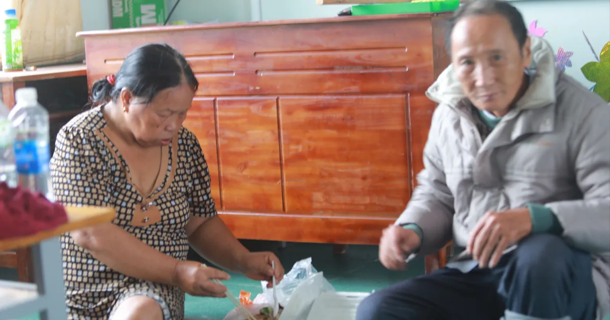 "Kiệt sức, có lúc chúng tôi định buông tay theo dòng lũ”