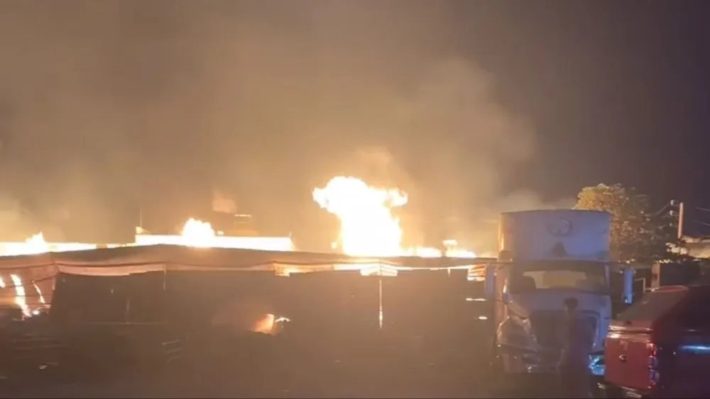 Πυρκαγιά σε αποθήκη ξύλου την αυγή