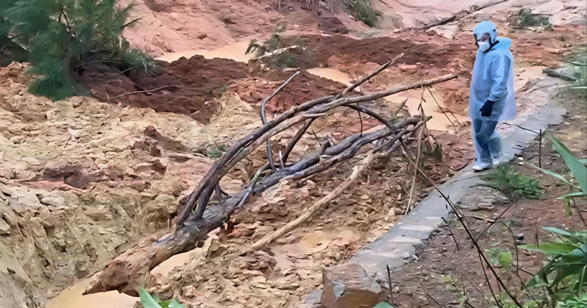 Quảng Ngãi: Sạt lở hàng ngàn mét khối đất, chia cắt Quốc lộ 24