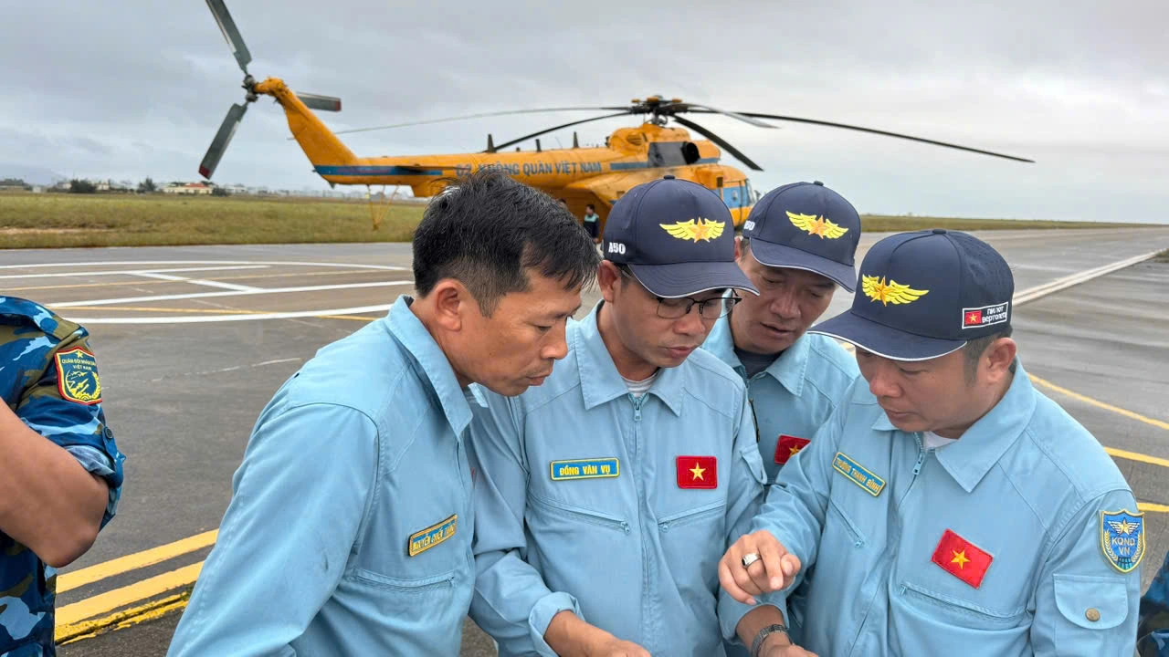 (Trực tiếp) Chạy đua cứu trợ miền Trung: Trực thăng Bộ Quốc phòng tiếp tục thả hàng cứu trợ vùng lũ Đắk Lắk