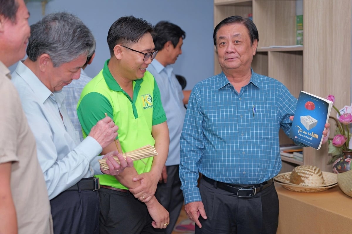 ຄະນະຜູ້ແທນໄດ້ໄປຢ້ຽມຢາມແຈ 'ອ່ານດ້ວຍໄຊໂຄ' - ຊື່ປາກກາຂອງທ່ານຮອງປະທານສະພາແຫ່ງຊາດ ເລມິນຮວານ ເມື່ອທ່ານຂຽນບົດຂຽນໃຫ້ໜັງສືພິມ - ຢູ່ສະຫະກອນ Kim Phat. ພາບ: ສະຫະກອນ ກິມພັດ. Đoàn công tác tham quan góc 'Đọc sách cùng Xích Lô' - bút danh của Phó Chủ tịch Quốc hội Lê Minh Hoan khi ông viết bài trên báo - tại HTX Kim Phát. Ảnh: HTX Kim Phát.