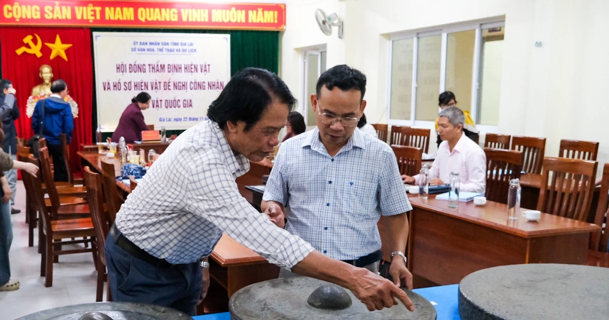 Thẩm định hai nhóm hiện vật đề nghị công nhận bảo vật quốc gia