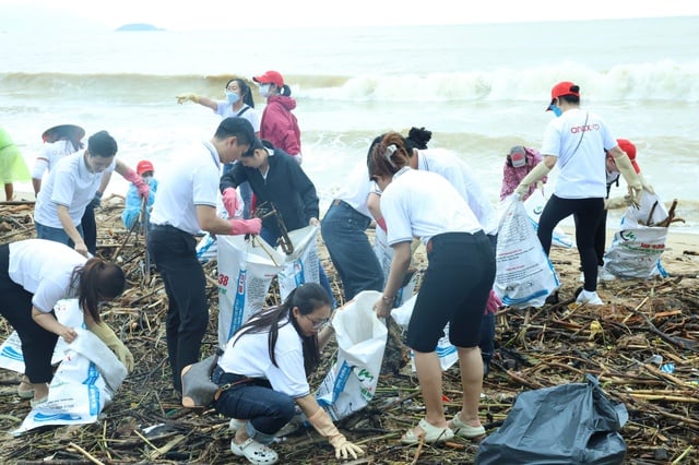 Nha Trang, turistleri yeniden ağırlamaya hazır bir şekilde plajı acilen temizliyor - Fotoğraf 1.