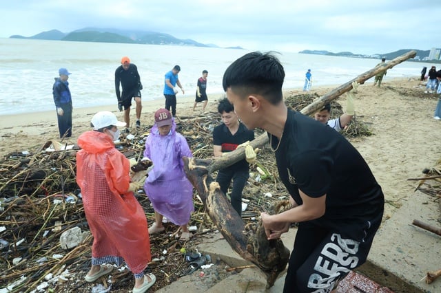 Nha Trang, turistleri yeniden ağırlamaya hazır bir şekilde plajı acilen temizliyor - Fotoğraf 2.