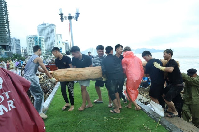 Nha Trang, turistleri yeniden ağırlamaya hazır bir şekilde plajı acilen temizliyor - Fotoğraf 3.